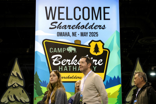 2025-05-03T101839Z_2_LYNXMPEL4203O_RTROPTP_4_BERKSHIRE-BUFFETT
