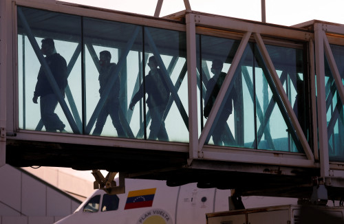 2025-05-05T151433Z_2_LYNXMPEL440KA_RTROPTP_4_USA-TRUMP-MIGRATION-VENEZUELA-FLIGHT-1