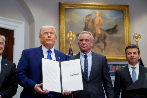 2025-05-12T195350Z_2_LYNXMPEL4B0SI_RTROPTP_4_USA-TRUMP-DRUGPRICING