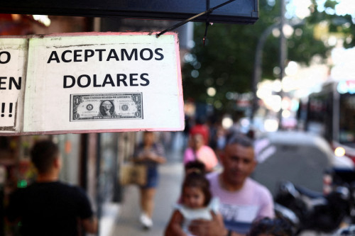 2025-06-04T164635Z_1_LYNXNPEL530WM_RTROPTP_4_ARGENTINA-ECONOMY