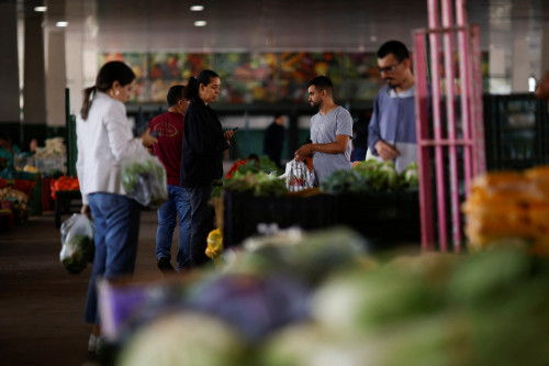 2025-06-09T131300Z_1_LYNXMPEL580IJ_RTROPTP_4_BRAZIL-INFLATION-5