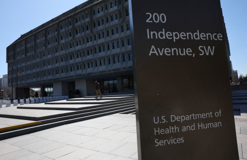 2025-07-01T171056Z_2_LYNXMPEL602C3_RTROPTP_4_USA-TRUMP-HHS