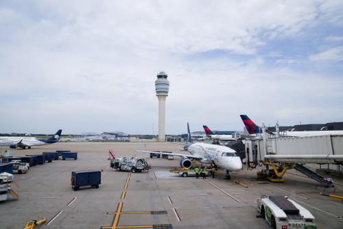 2025-08-12T170140Z_2_LYNXMPEL7B0S4_RTROPTP_4_USA-AIRLINES