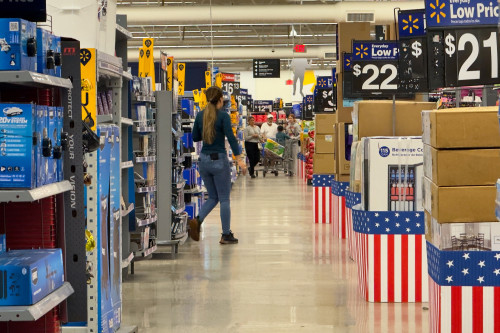 2025-08-21T122404Z_3_LYNXMPEL7K0FS_RTROPTP_4_USA-TARIFFS-RETAIL