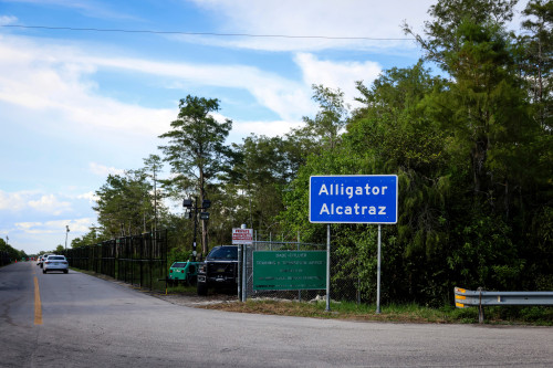 2025-09-04T210205Z_2_LYNXMPEL8312G_RTROPTP_4_USA-TRUMP-MIGRATION-FLORIDA-1